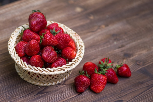 Erdbeeren in einem Korb auf Holz