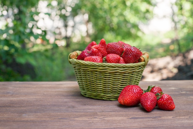 Erdbeeren in einem Korb auf Holz