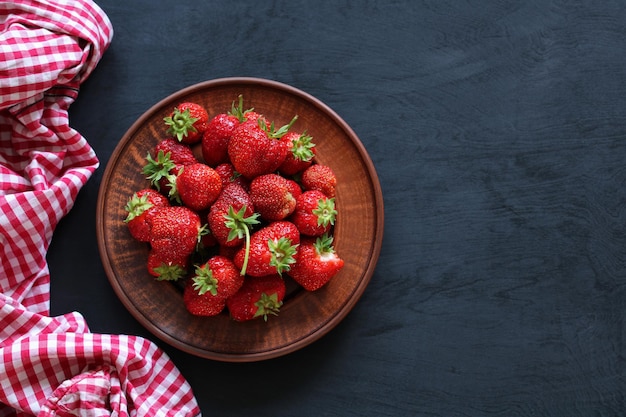 Erdbeeren in einer Draufsicht der Lehmschüssel