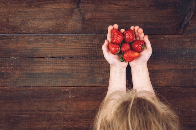 Erdbeeren in Kinderhänden