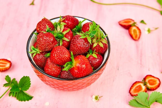 Erdbeeren in roter Schüssel. Frische Erdbeeren. Schöne Erdbeeren.