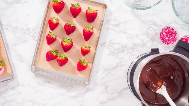 Erdbeeren in Schokolade getaucht