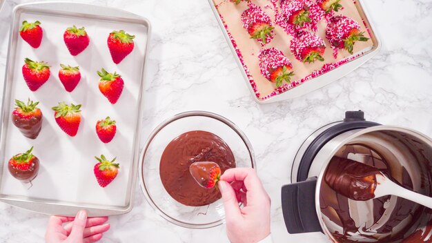 Erdbeeren in Schokolade getaucht