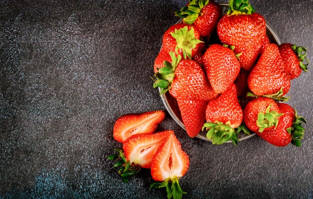 Erdbeeren in Teller auf dunkel