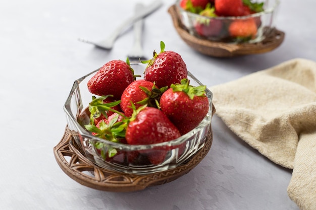 Erdbeeren in Vintage-Schalen Ein köstlicher Sommersnack