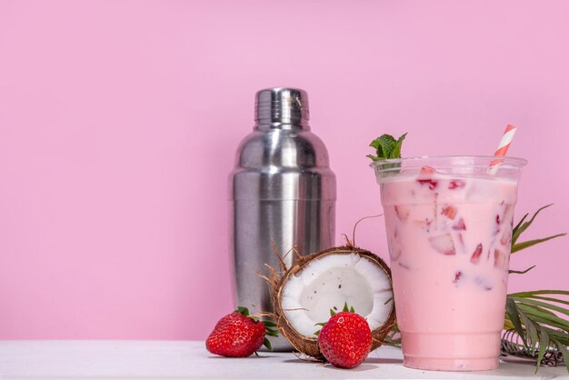 Foto erdbeeren-kokosmilchshake, cremiger cocktailgetränk