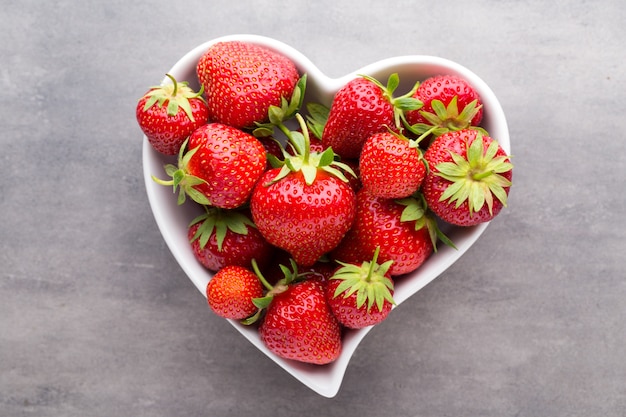 Erdbeeren lokalisiert auf grauem Hintergrund