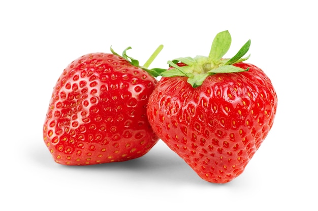 Erdbeeren mit Blättern. Isoliert auf weißem hintergrund.