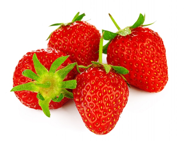 Erdbeeren mit Blättern lokalisiert auf einem Weiß