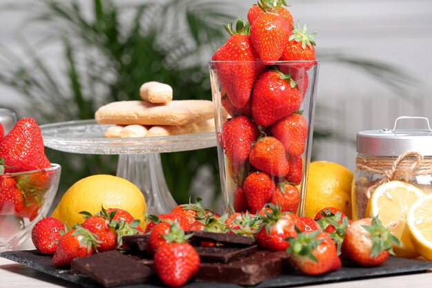 Erdbeeren mit einem dunklen Schokoriegel