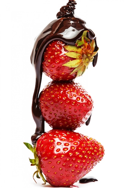 Erdbeeren mit einem Schokoladensirup bedeckt