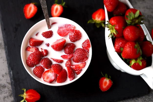 Erdbeeren mit Sahne in einer Schüssel Sommermilchdessert