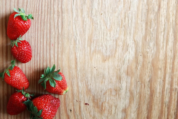 Erdbeeren oben auf hölzernen Hintergrund