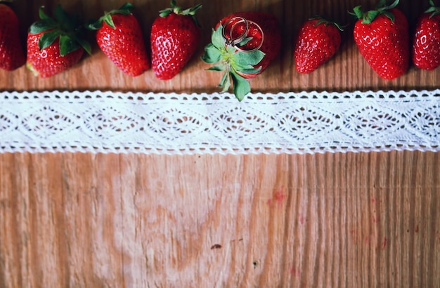 Foto erdbeeren oben auf holz und spitze