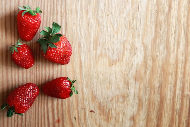 Erdbeeren oben auf Holzuntergrund