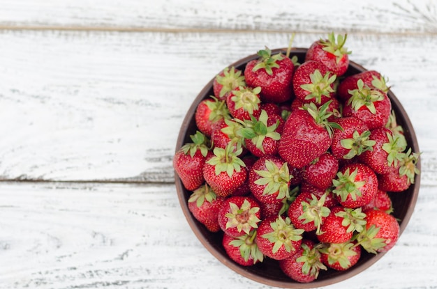 Erdbeeren reif rot auf Holztisch