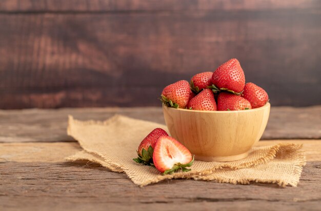 Erdbeeren sind in einer Schüssel auf einem braunen Sack