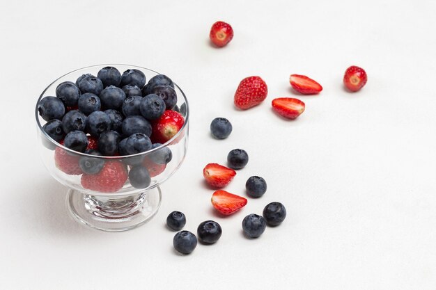 Erdbeeren und Blaubeeren auf dem Tisch