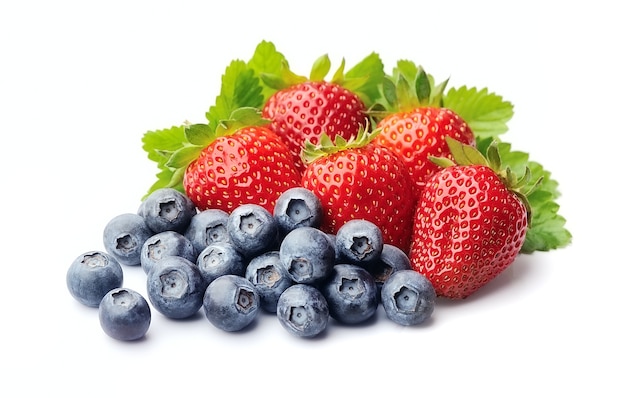 Erdbeeren und Blaubeeren auf weißem Hintergrund.