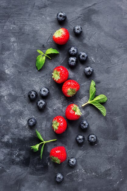 Erdbeeren und Blaubeeren mit Minzblättern