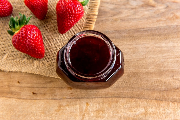 Erdbeeren und Erdbeermarmelade auf Frühstückstisch Draufsicht