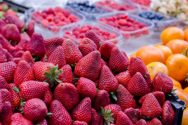 Erdbeeren und Früchte