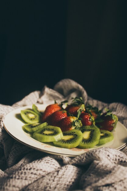 Erdbeeren und Kiwis auf Platte