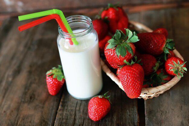 Erdbeeren und Milch in einem Glas