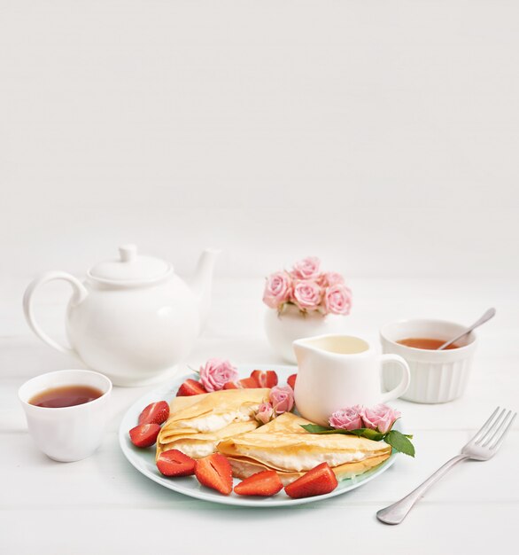 Erdbeeren und Pfannkuchen. Maslenitsa. Pfannkuchenwoche.