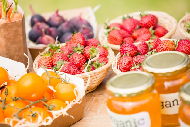 Erdbeeren und Tomaten auf dem Tisch