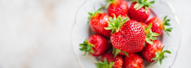 Erdbeerfruchtbeeren reifes süßes Dessert Keto oder Paleo-Diät veganes oder vegetarisches Essen