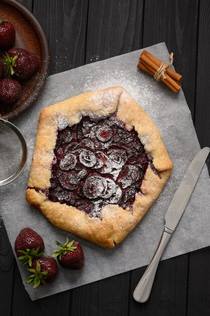 Erdbeergalette auf dunklem Holzhintergrund Hausgemacht