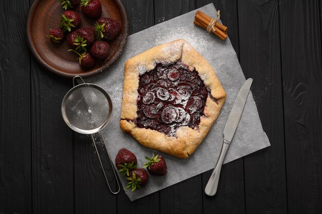 Erdbeergalette auf dunklem Holzhintergrund Hausgemacht