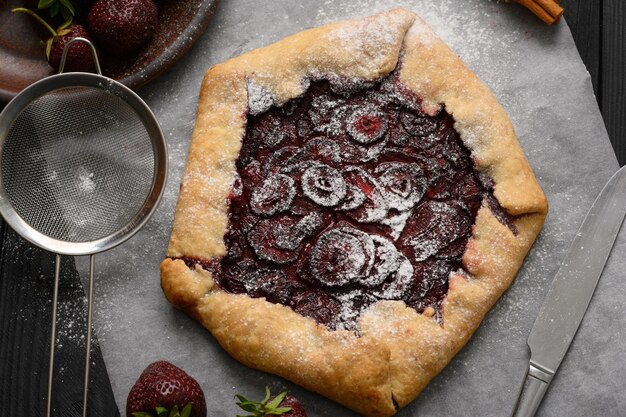 Erdbeergalette auf dunklem Holzhintergrund Hausgemacht