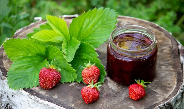 Erdbeergelee, Marmelade auf Holzhintergrund, umweltfreundliches Produkt. Selektiver Fokus