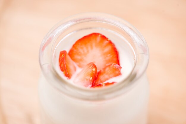 Erdbeerjoghurt. Gesundes Essen mit Erdbeeren und Joghurtfrühstück auf dem Tisch.