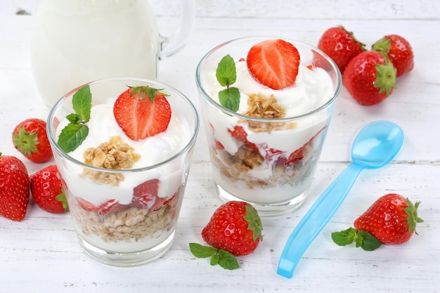 Erdbeerjoghurt Joghurt Erdbeeren Früchte Tasse Müsli Löffel Frühstück