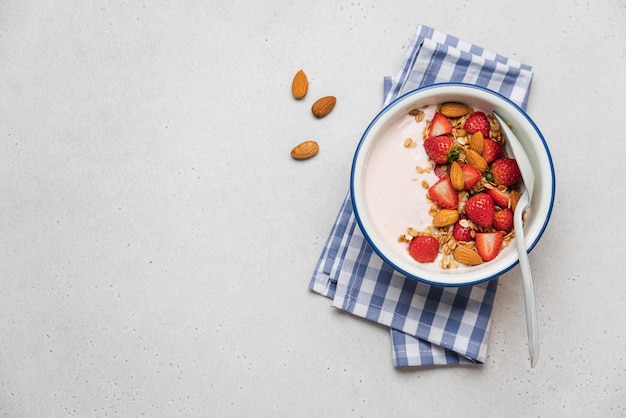 Erdbeerjoghurt mit hausgemachten Müslimandeln aus frischen Beeren in einer Schüssel