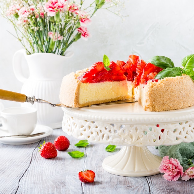 Erdbeerkäsekuchen und Blumen