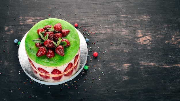 Erdbeerkuchen auf einem hölzernen Hintergrund Ansicht von oben Kopieren Sie Platz