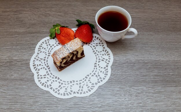 Erdbeerkuchen und Tee Latte