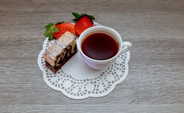 Erdbeerkuchen und Tee Latte