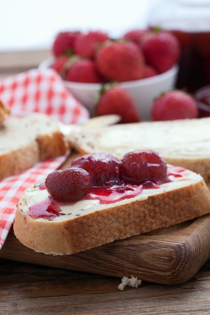 Erdbeermarmelade auf Brotscheiben