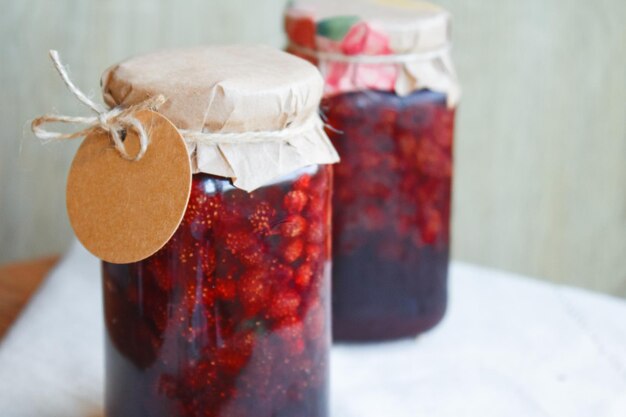 Erdbeermarmelade. Glas Erdbeermarmelade mit einem leeren Etikett