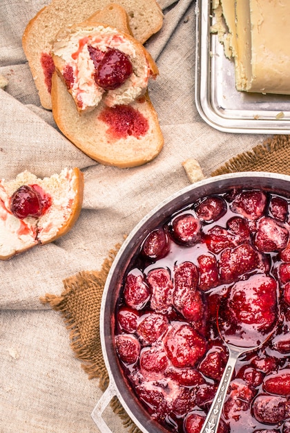 Erdbeermarmelade und Brot und Butter