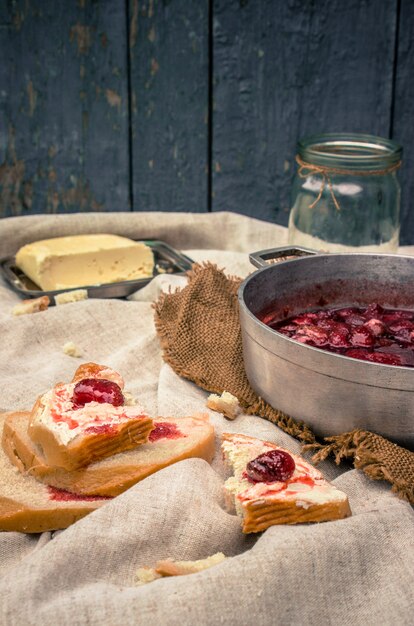 Erdbeermarmelade und Brot und Butter