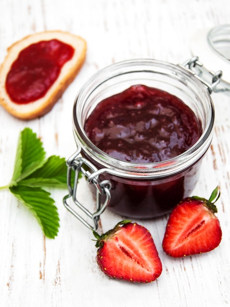 Erdbeermarmelade und frische Erdbeeren