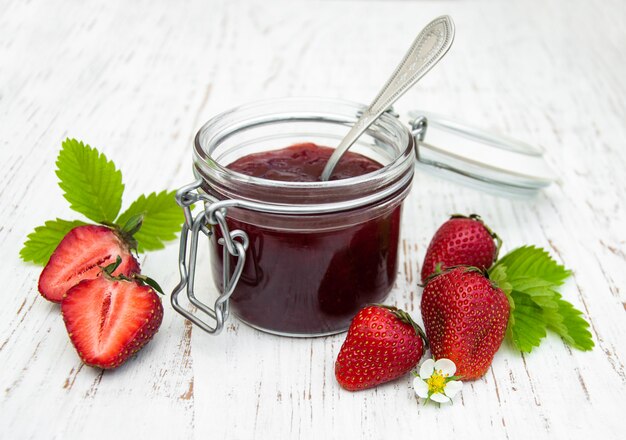 Erdbeermarmelade und frische Erdbeeren