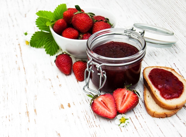 Erdbeermarmelade und frische Erdbeeren