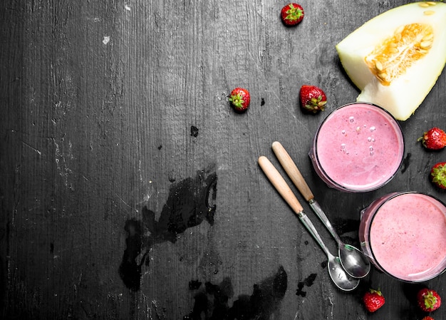 Erdbeermelonen-Smoothie. Auf rustikalem Hintergrund